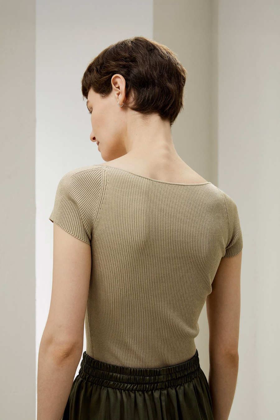 Top in maglia di seta a costine con scollatura a cuore