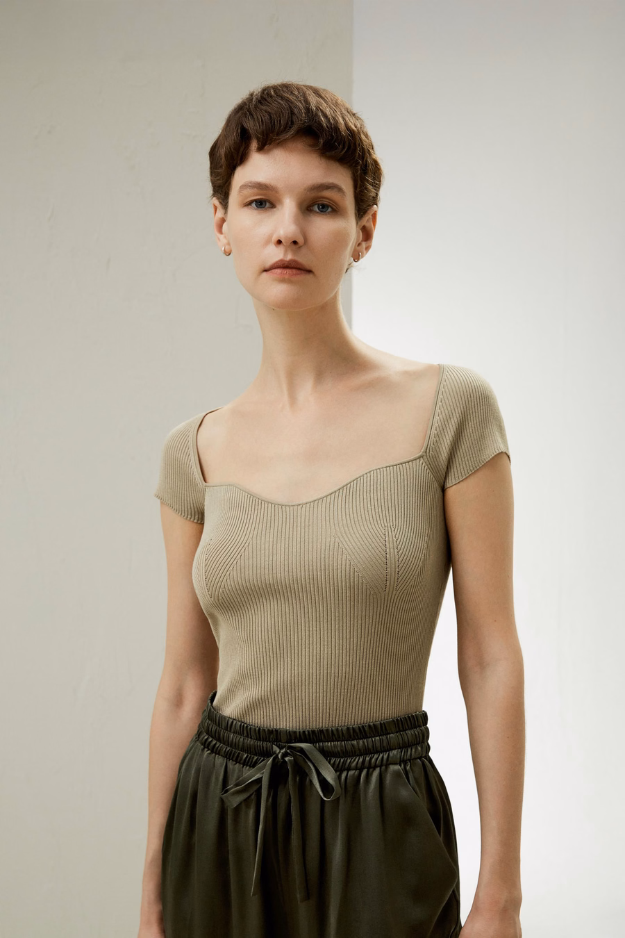 Top in maglia di seta a costine con scollatura a cuore