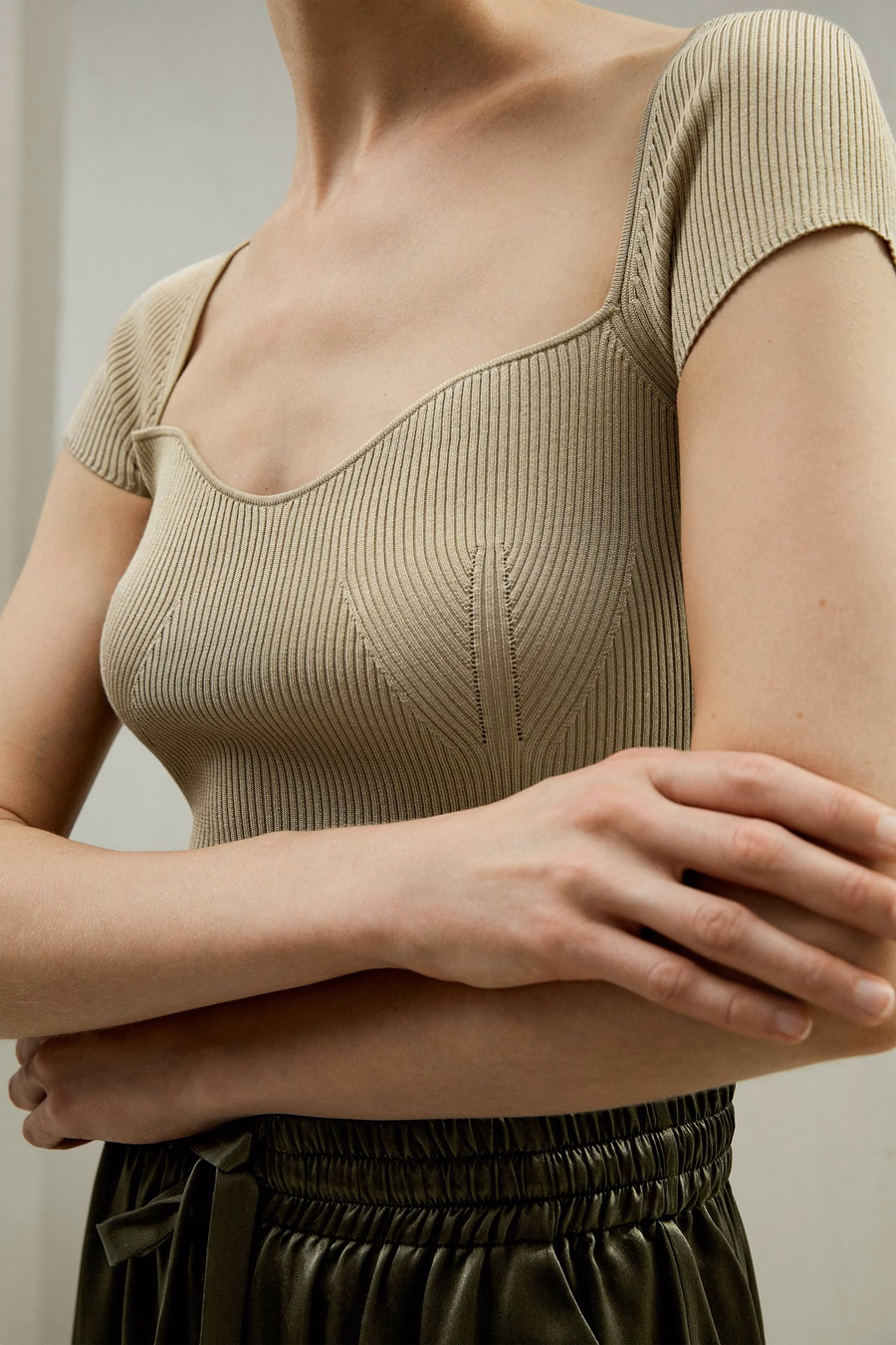 Top in maglia di seta a costine con scollatura a cuore