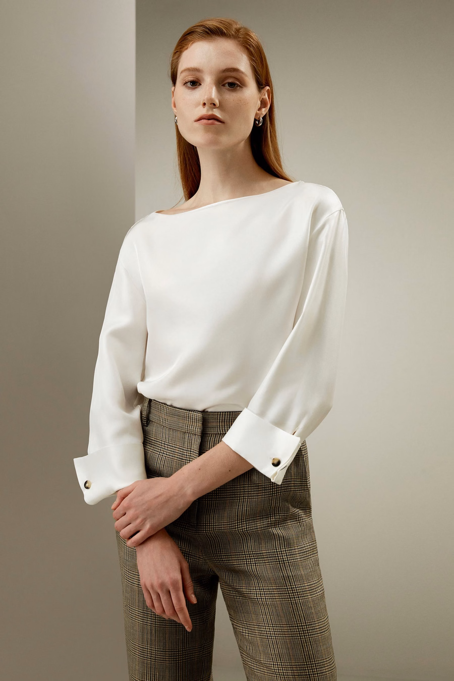 Blusa in seta twill con scollo a barca