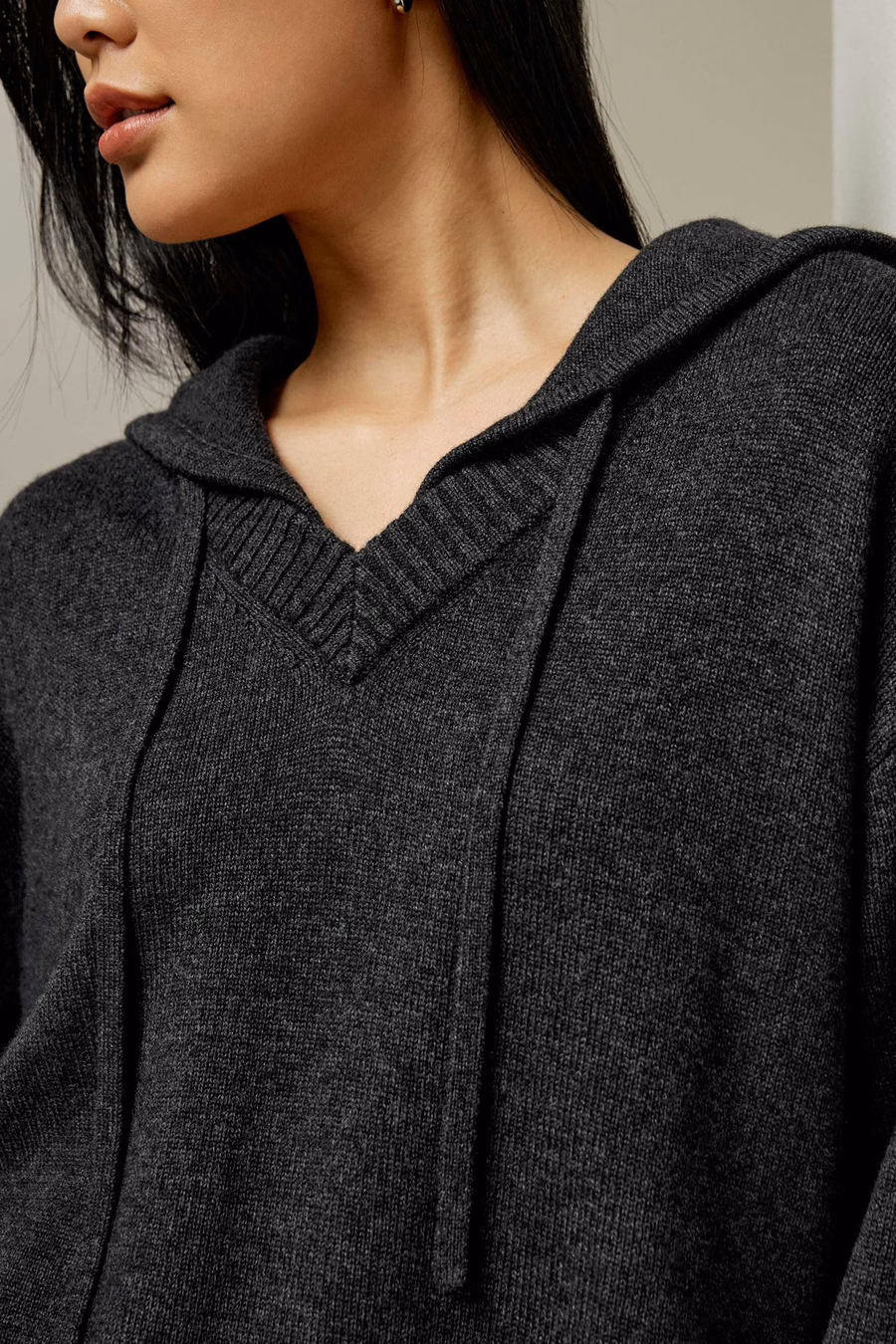 Felpa con cappuccio in misto lana e cashmere a V