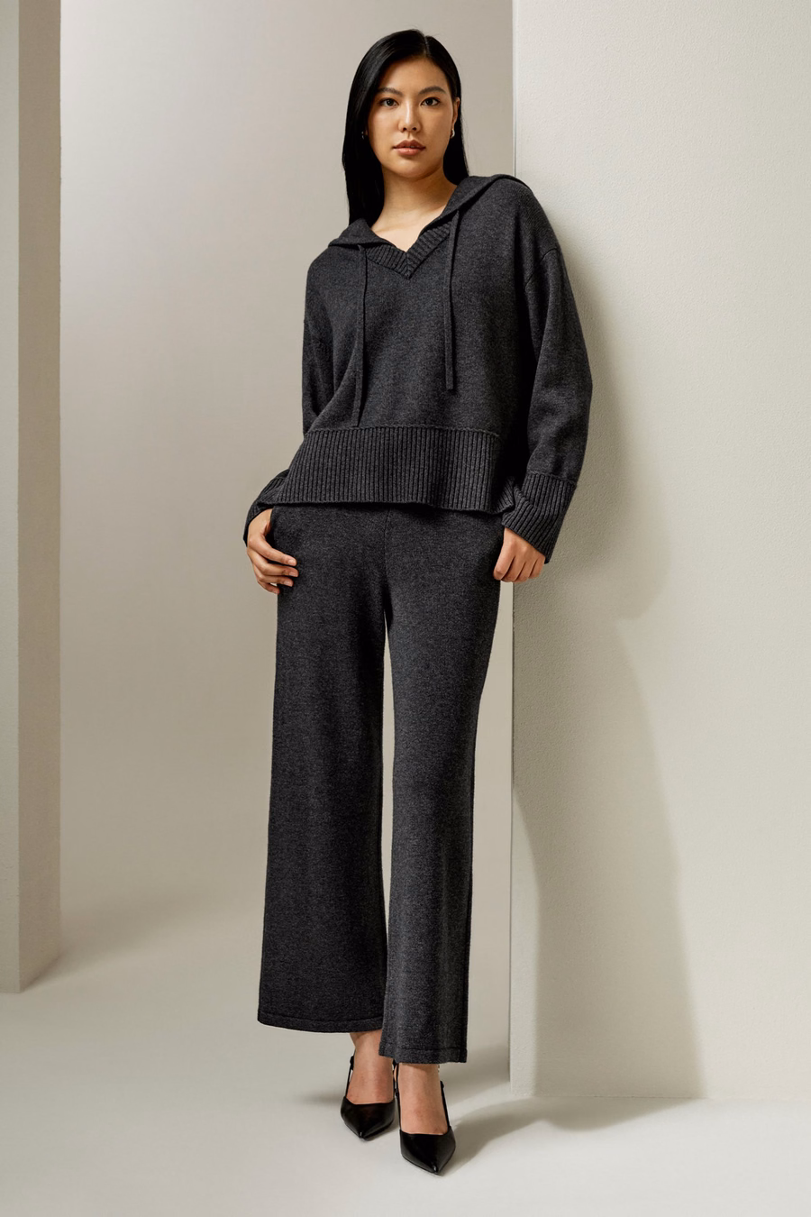 Felpa con cappuccio in misto lana e cashmere a V
