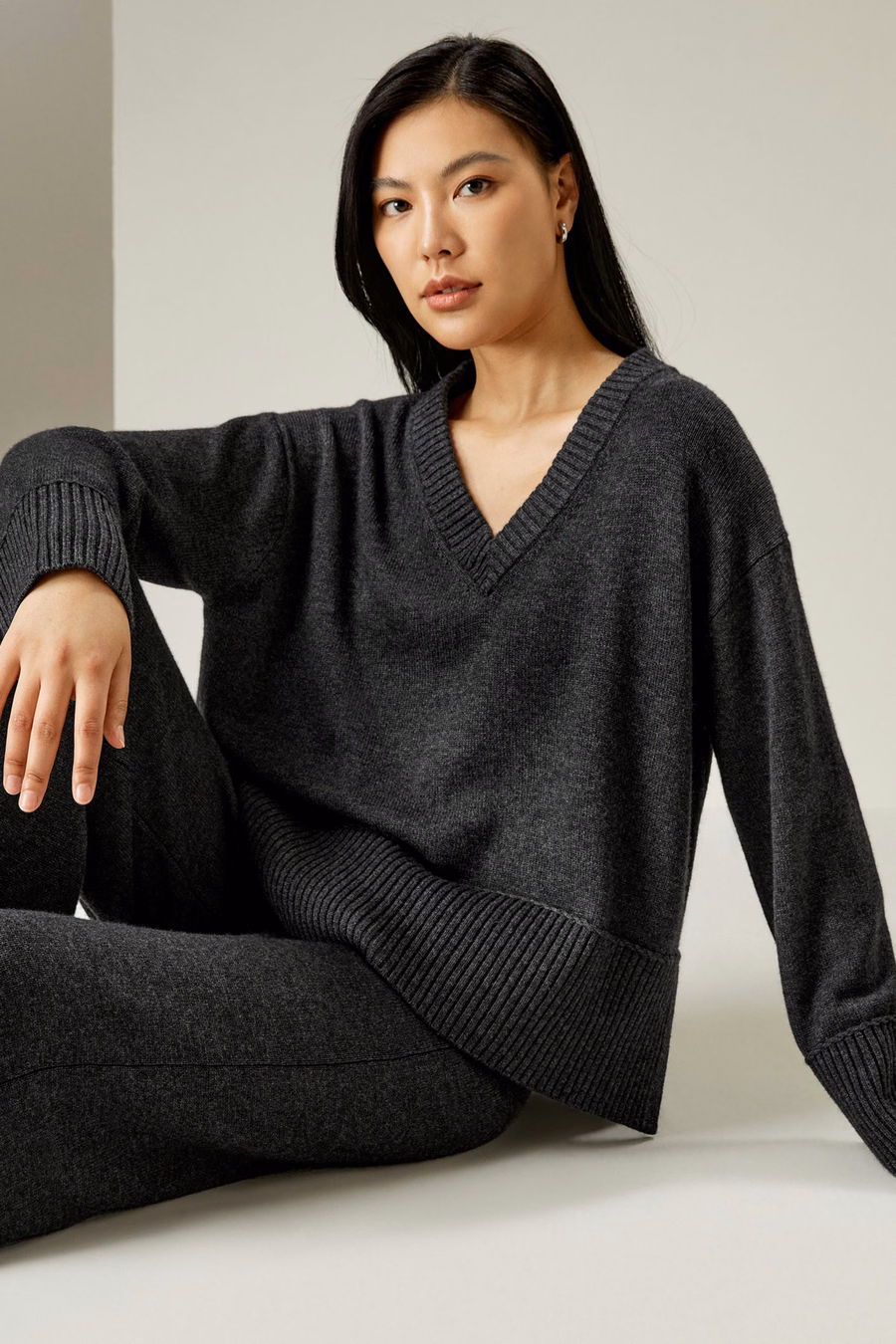 Felpa con cappuccio in misto lana e cashmere a V