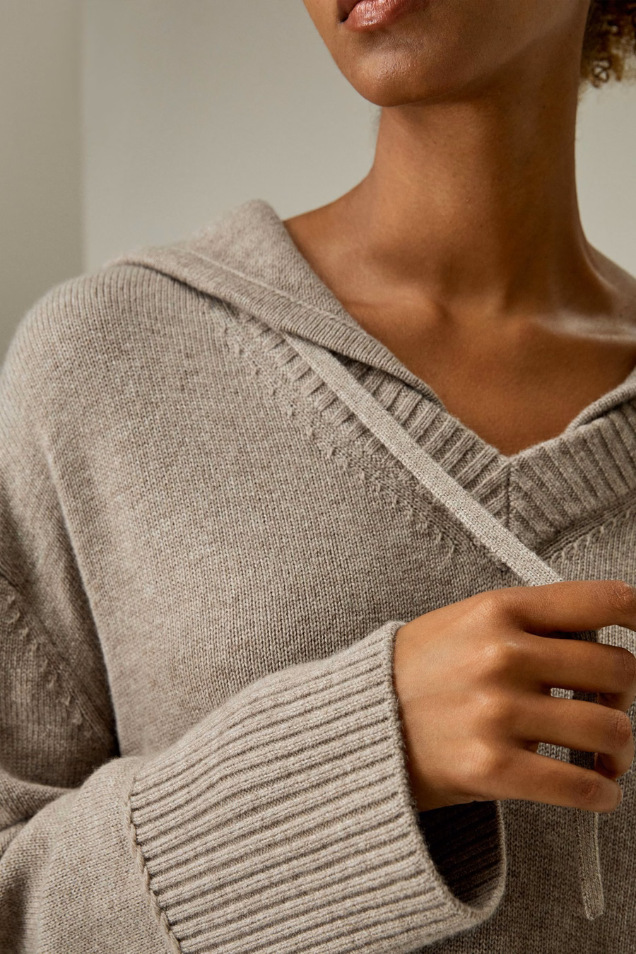 Felpa con cappuccio in misto lana e cashmere a V