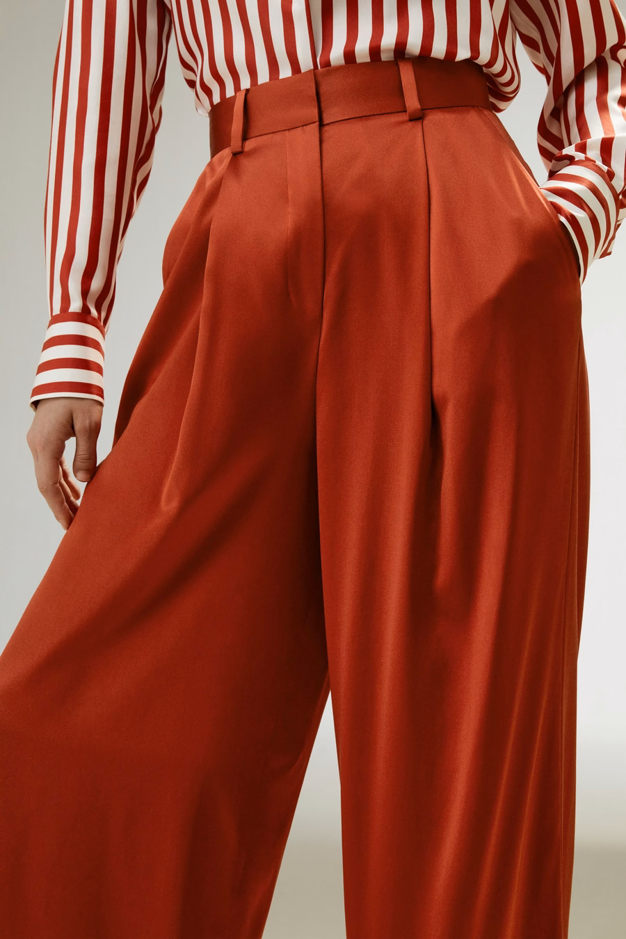 Pantaloni in seta densa a vita alta e gamba larga