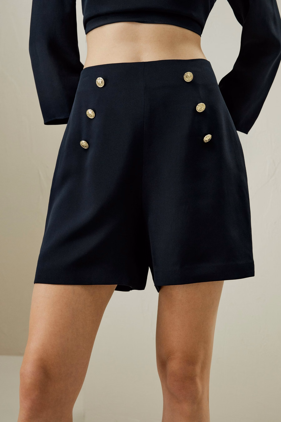 Shorts a Vita Alta con Dettagli in Bottone
