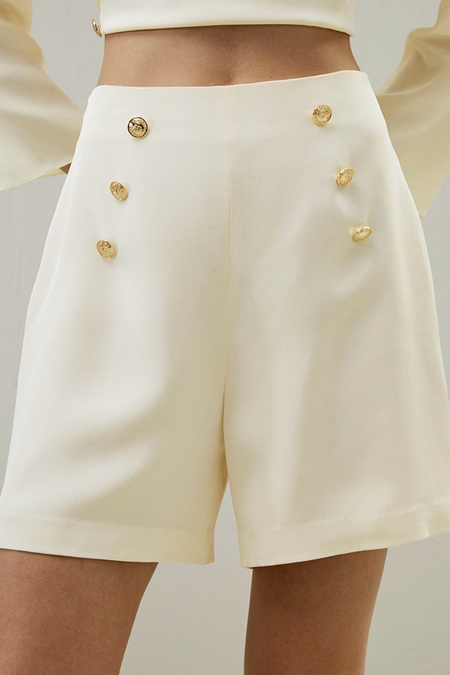 Shorts a Vita Alta con Dettagli in Bottone
