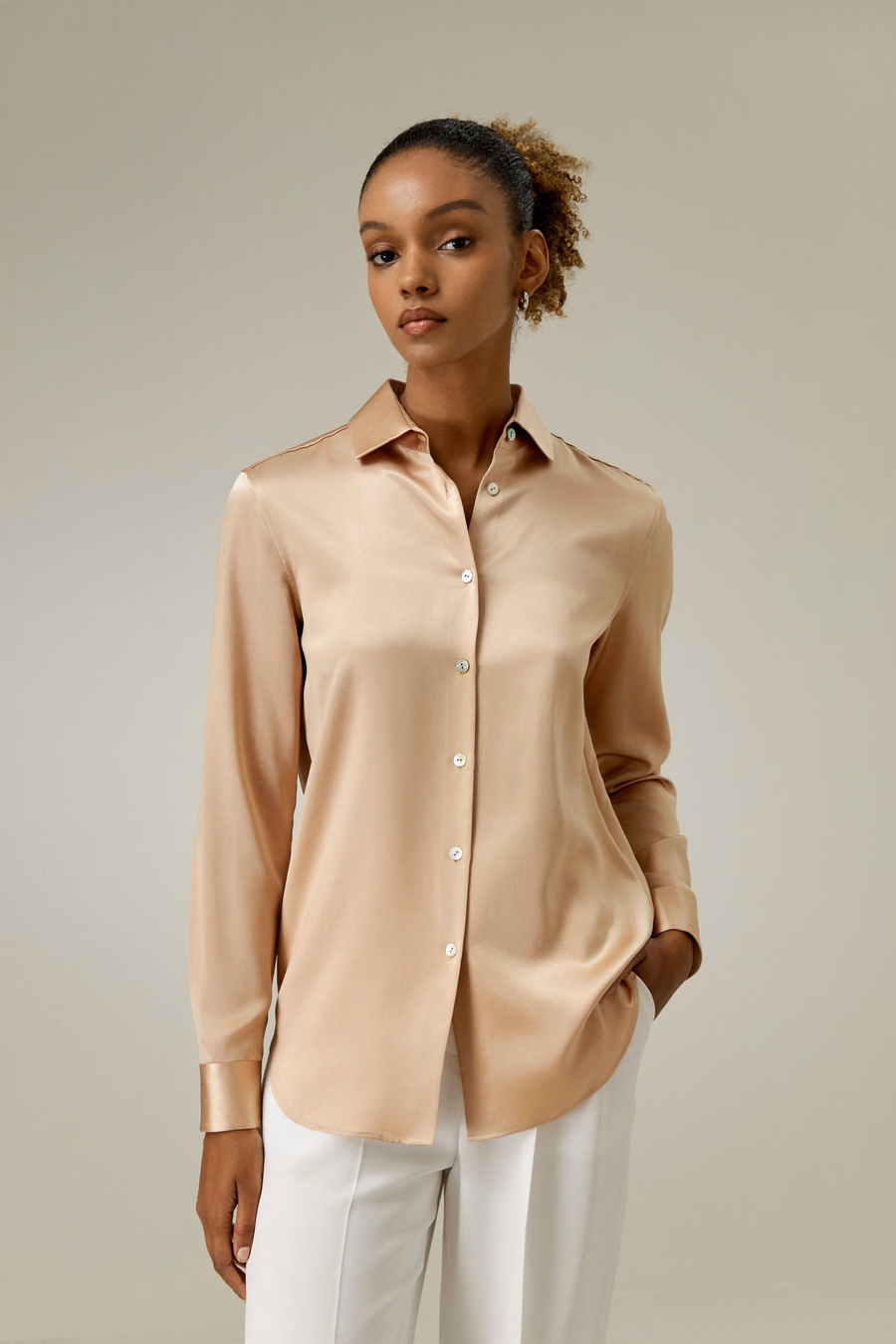 Camicia di seta con colletto a punta