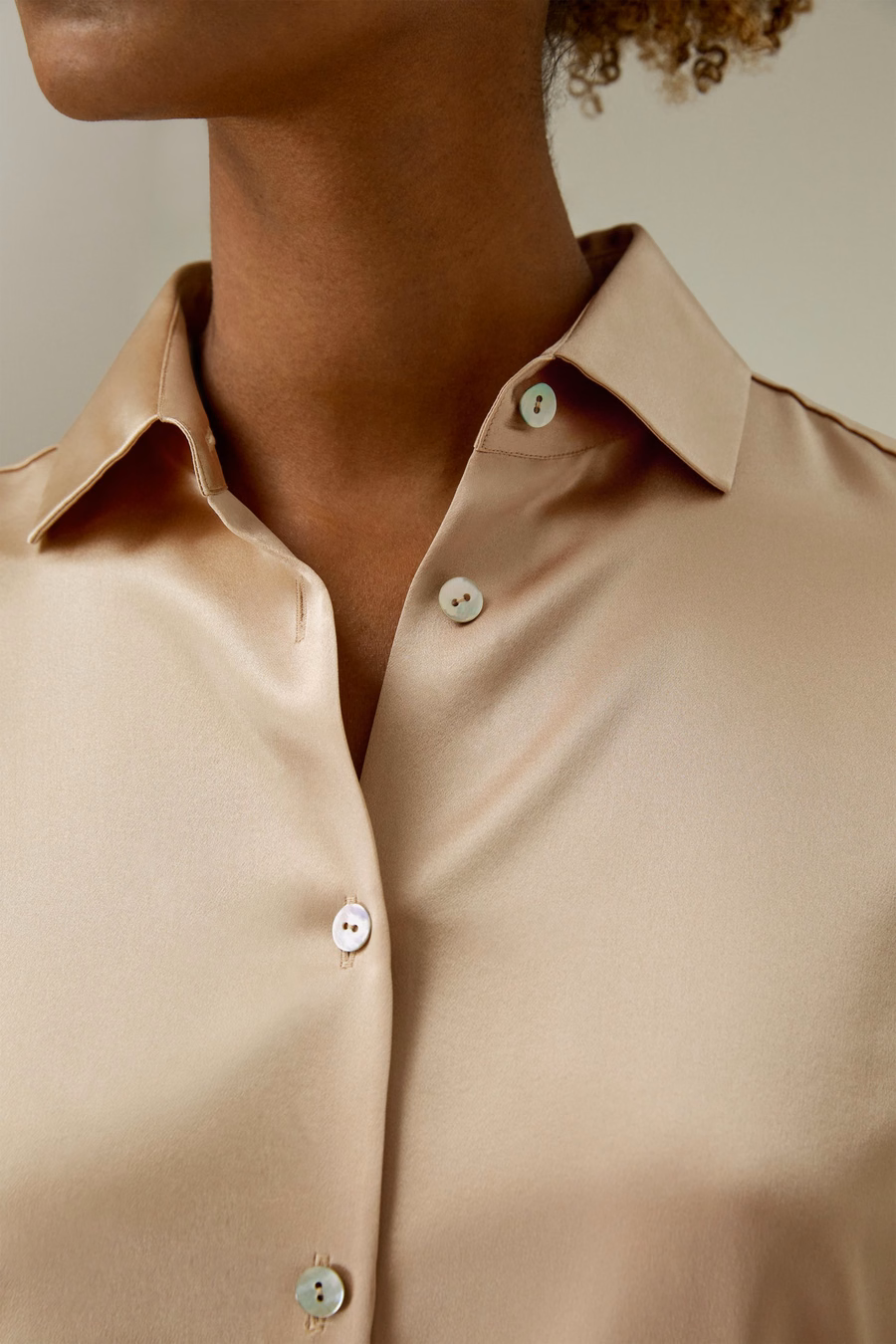 Camicia di seta con colletto a punta