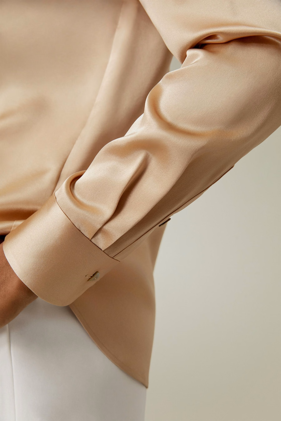Camicia di seta con colletto a punta