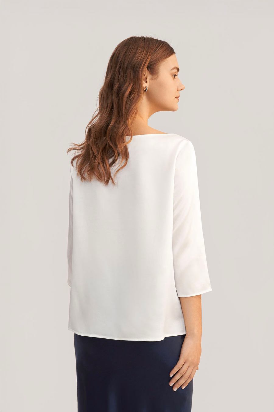 Blusa in seta con collo a barca e maniche 3/4