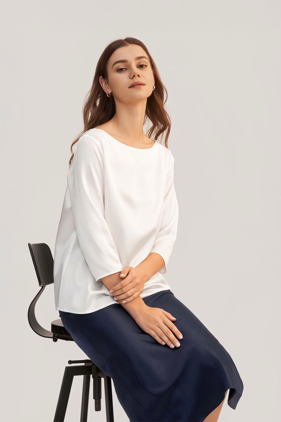 Blusa in seta con collo a barca e maniche 3/4
