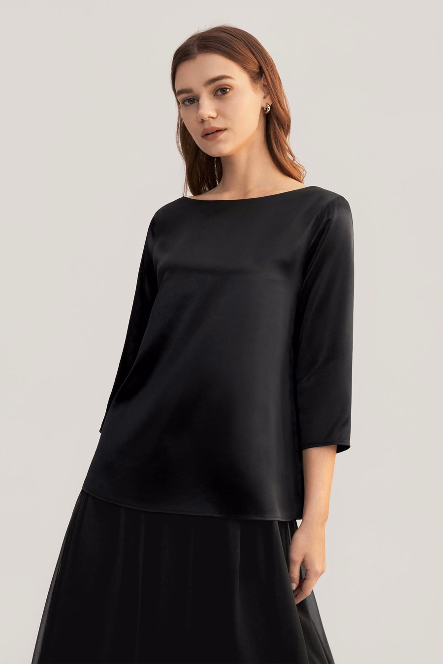 Blusa in seta con collo a barca e maniche 3/4