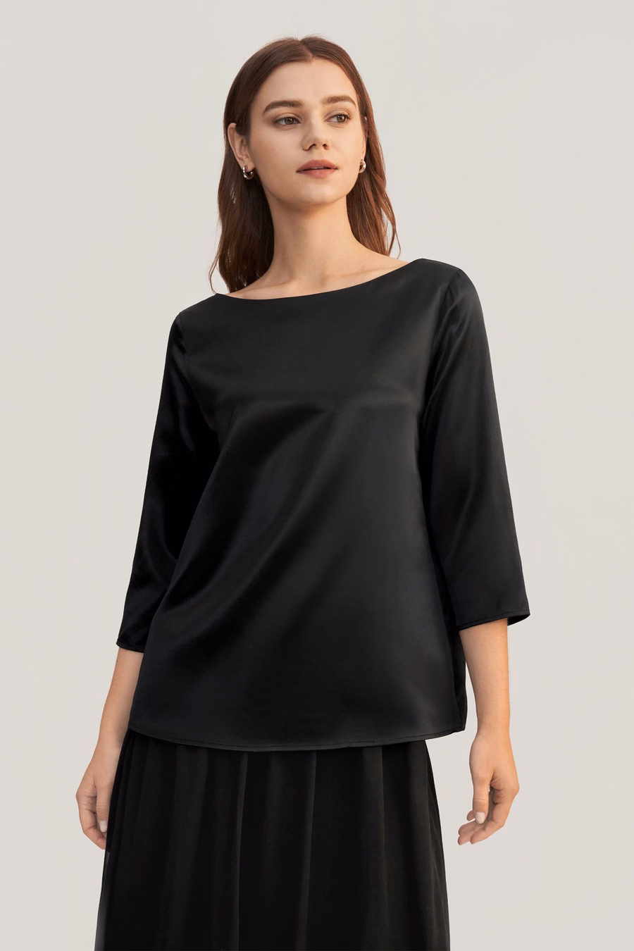 Blusa in seta con collo a barca e maniche 3/4