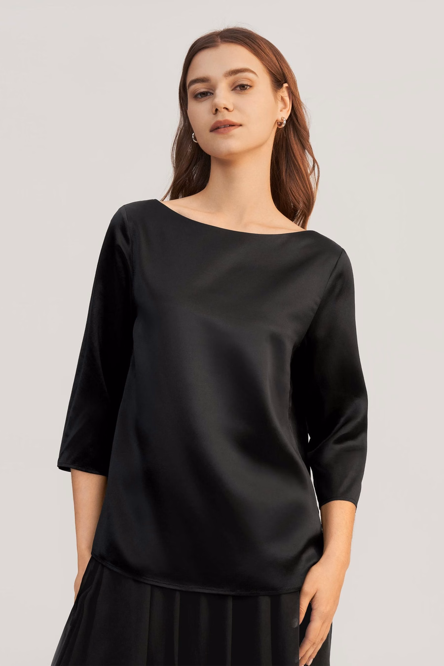 Blusa in seta con collo a barca e maniche 3/4