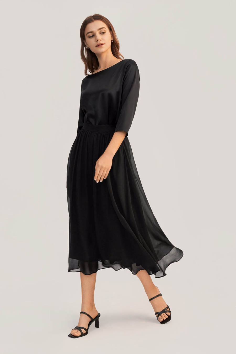 Blusa in seta con collo a barca e maniche 3/4