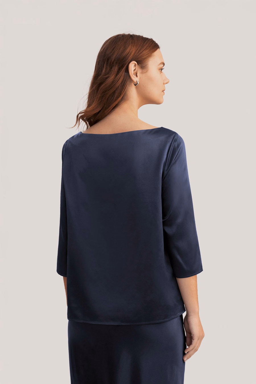 Blusa in seta con collo a barca e maniche 3/4