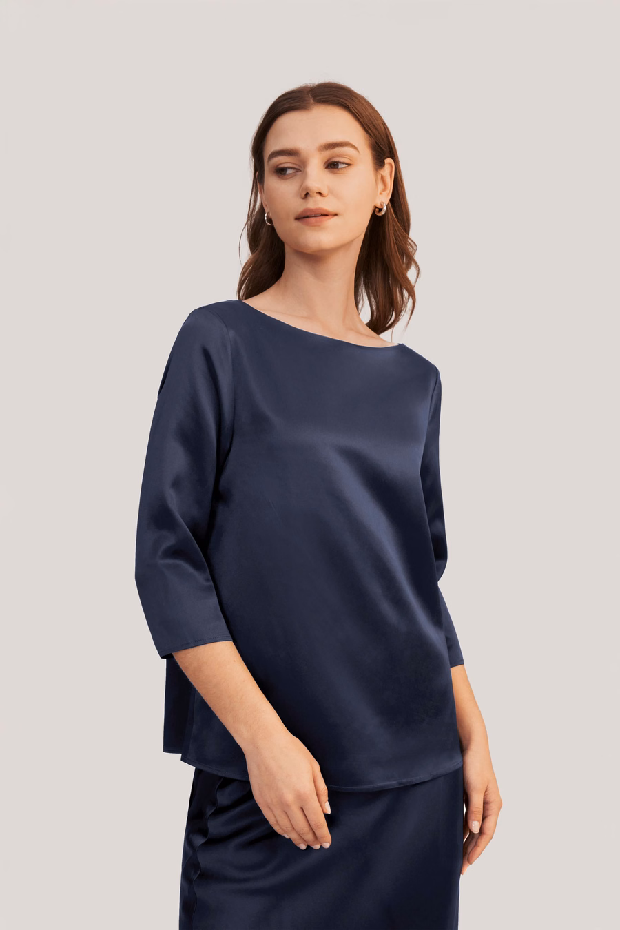 Blusa in seta con collo a barca e maniche 3/4