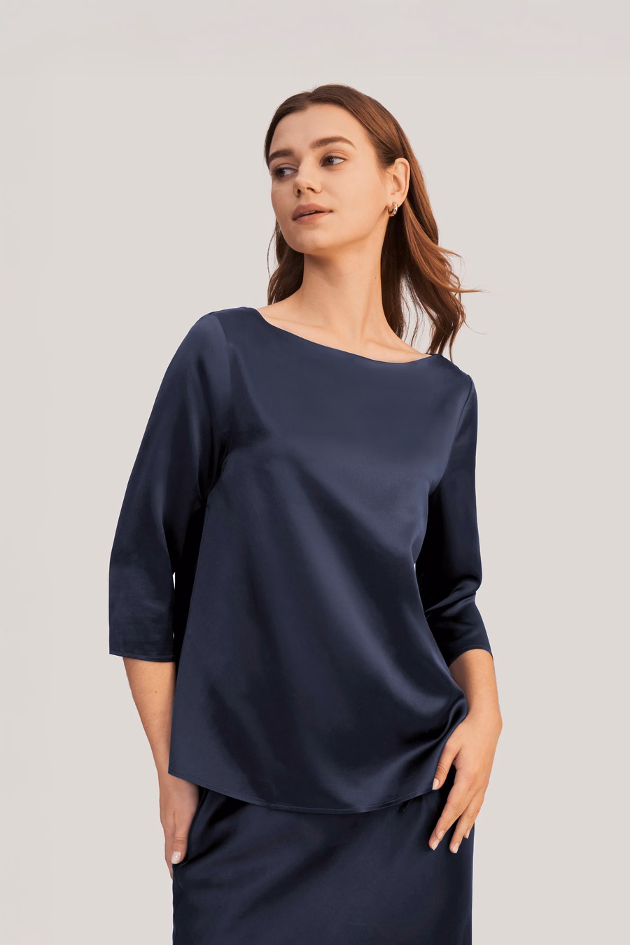 Blusa in seta con collo a barca e maniche 3/4