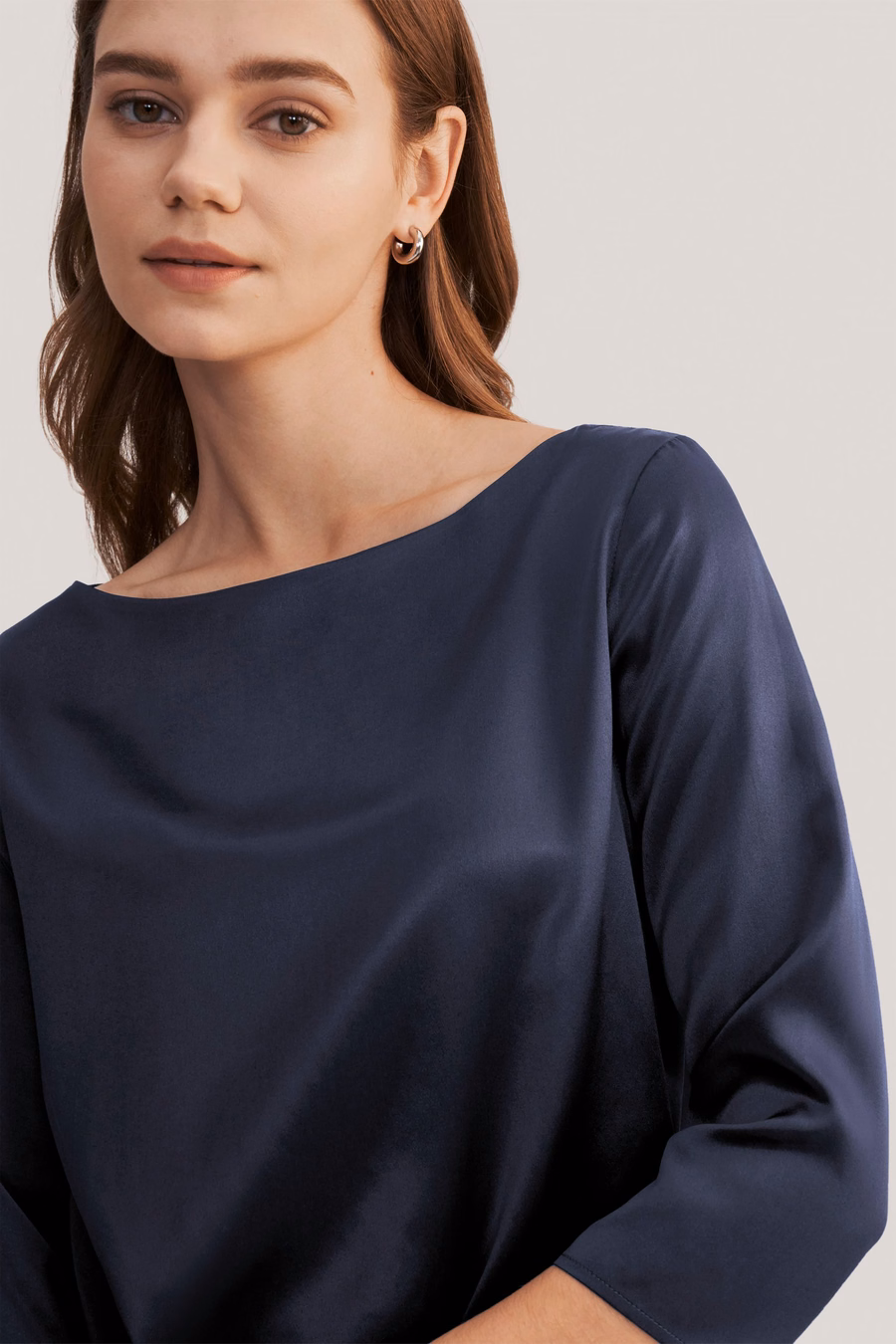 Blusa in seta con collo a barca e maniche 3/4