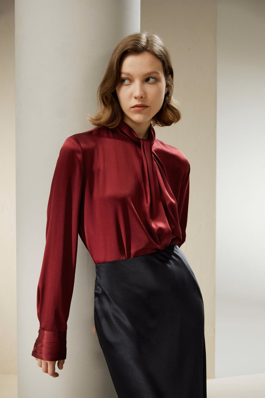 Camicia con pieghe decorate asimmetriche