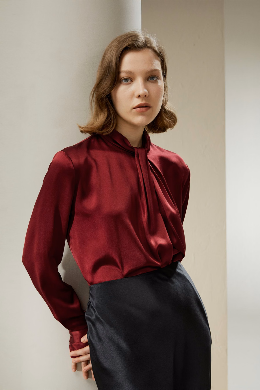 Camicia con pieghe decorate asimmetriche