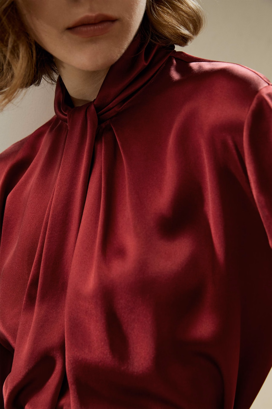 Camicia con pieghe decorate asimmetriche