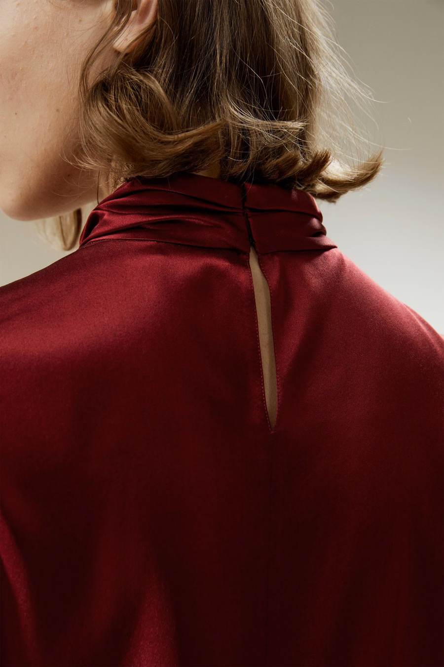 Camicia con pieghe decorate asimmetriche