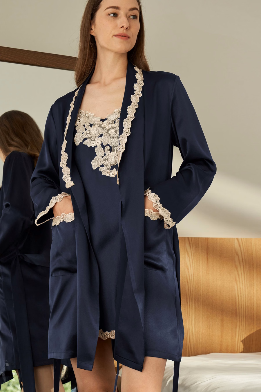 Set di Camicia da Notte e Accappatoio in Seta con Delicate Pizzo