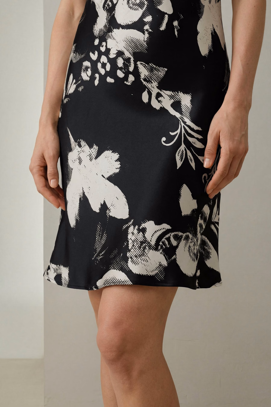 Short Feminine Silk Print Nightgown