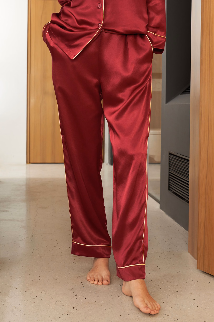 Set di pigiama in seta con piping dorato