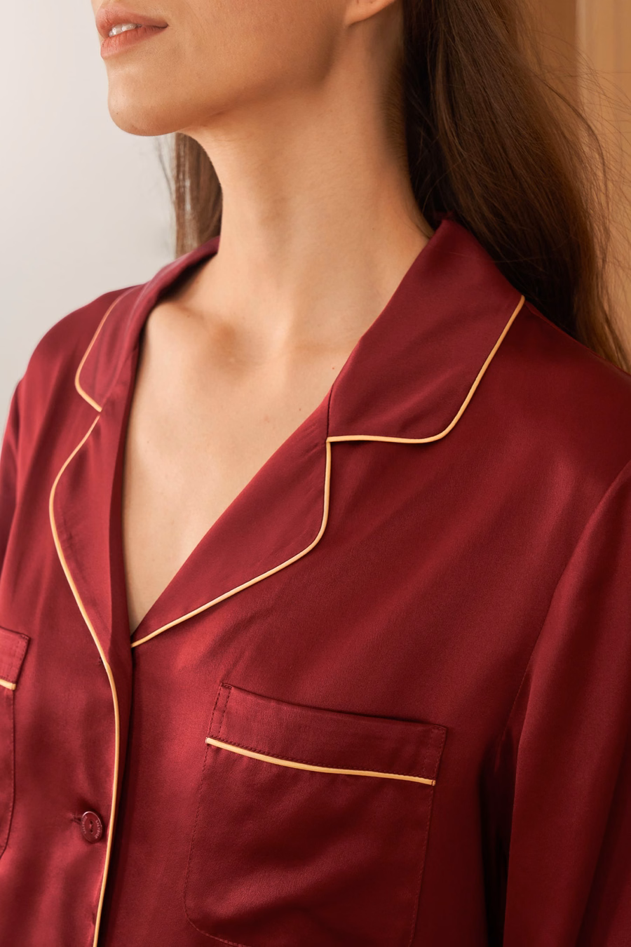 Set di pigiama in seta con piping dorato
