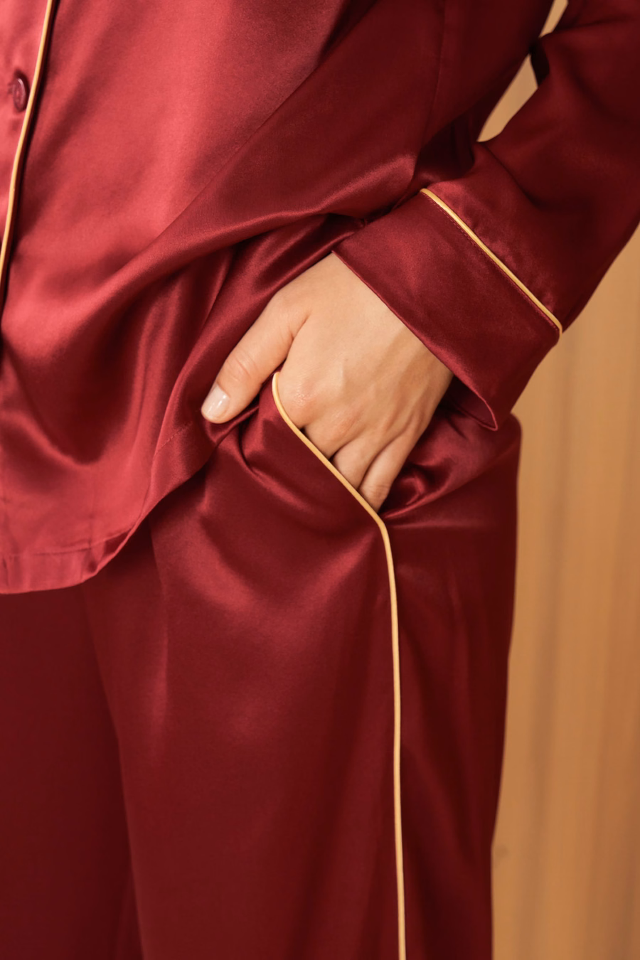 Set di pigiama in seta con piping dorato