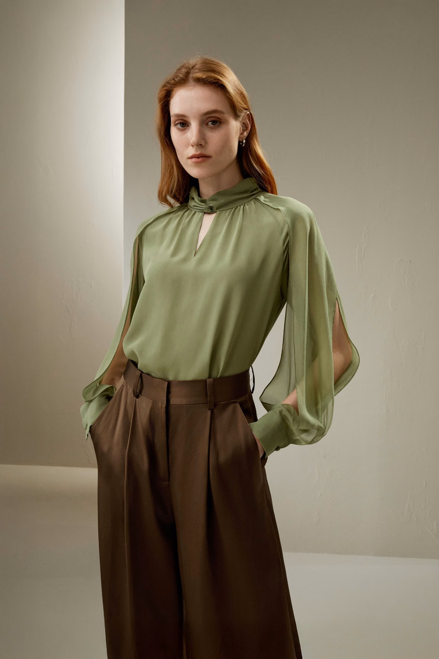 Blusa con maniche a lanterna e spacco laterale