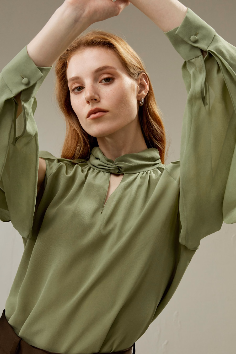 Blusa con maniche a lanterna e spacco laterale
