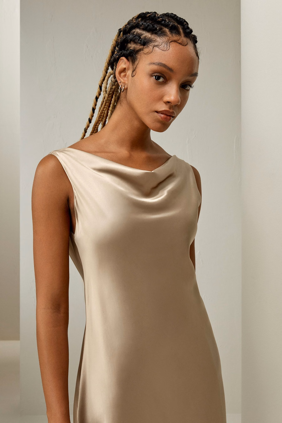Abito Midi in Seta Watershine con Collo a Cowl