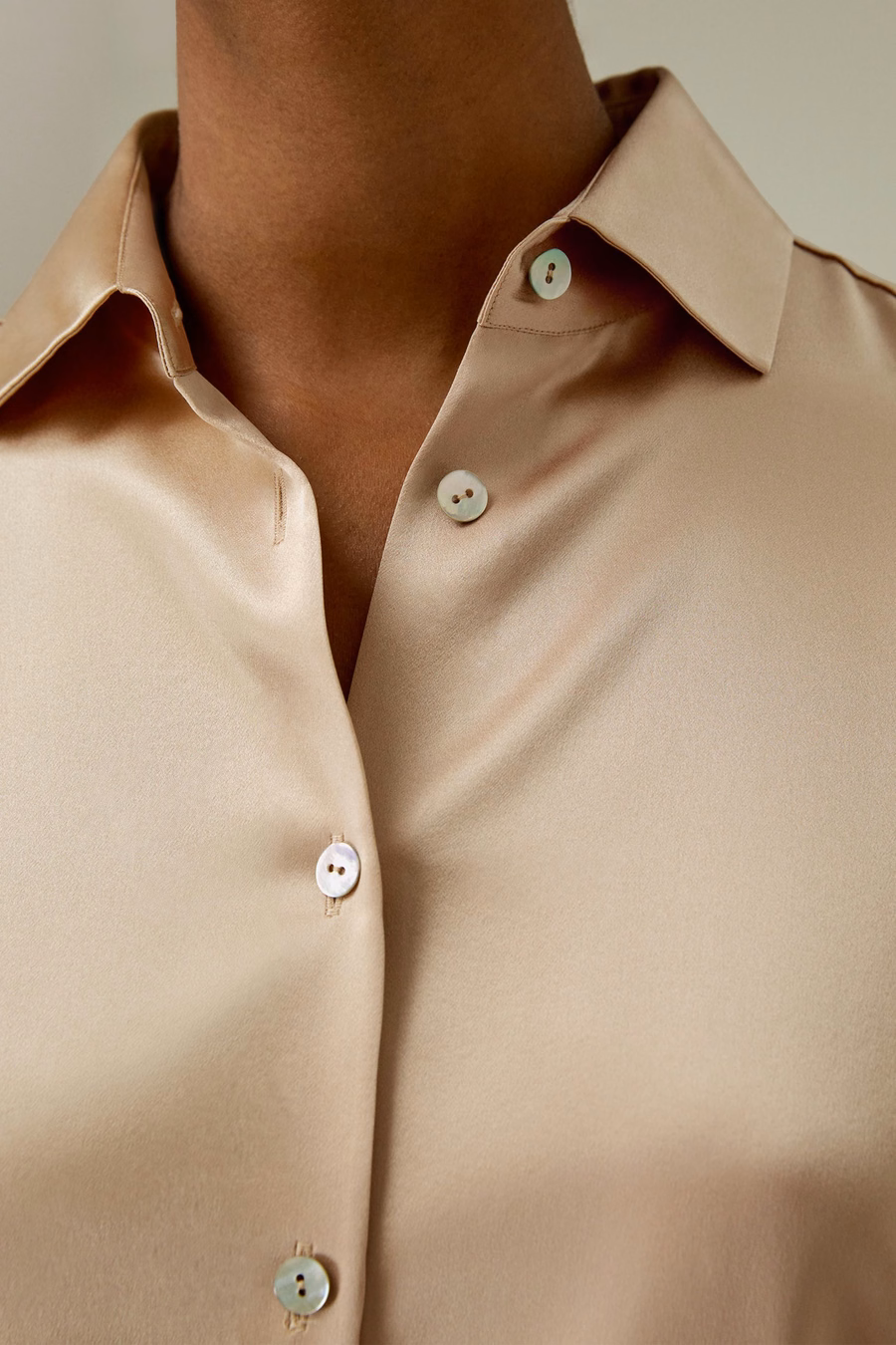 Camicia di seta con colletto a punta