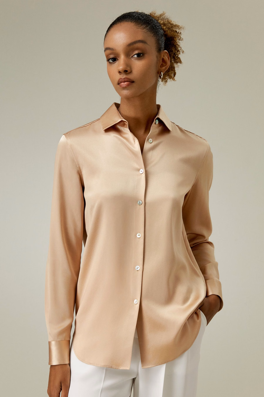 Camicia di seta con colletto a punta