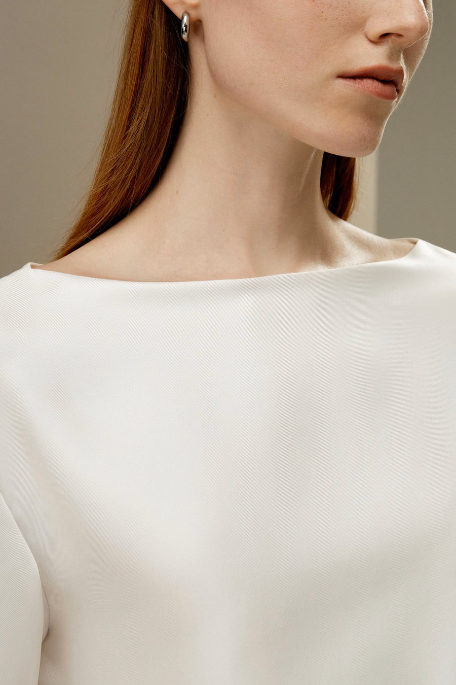 Blusa in seta twill con scollo a barca