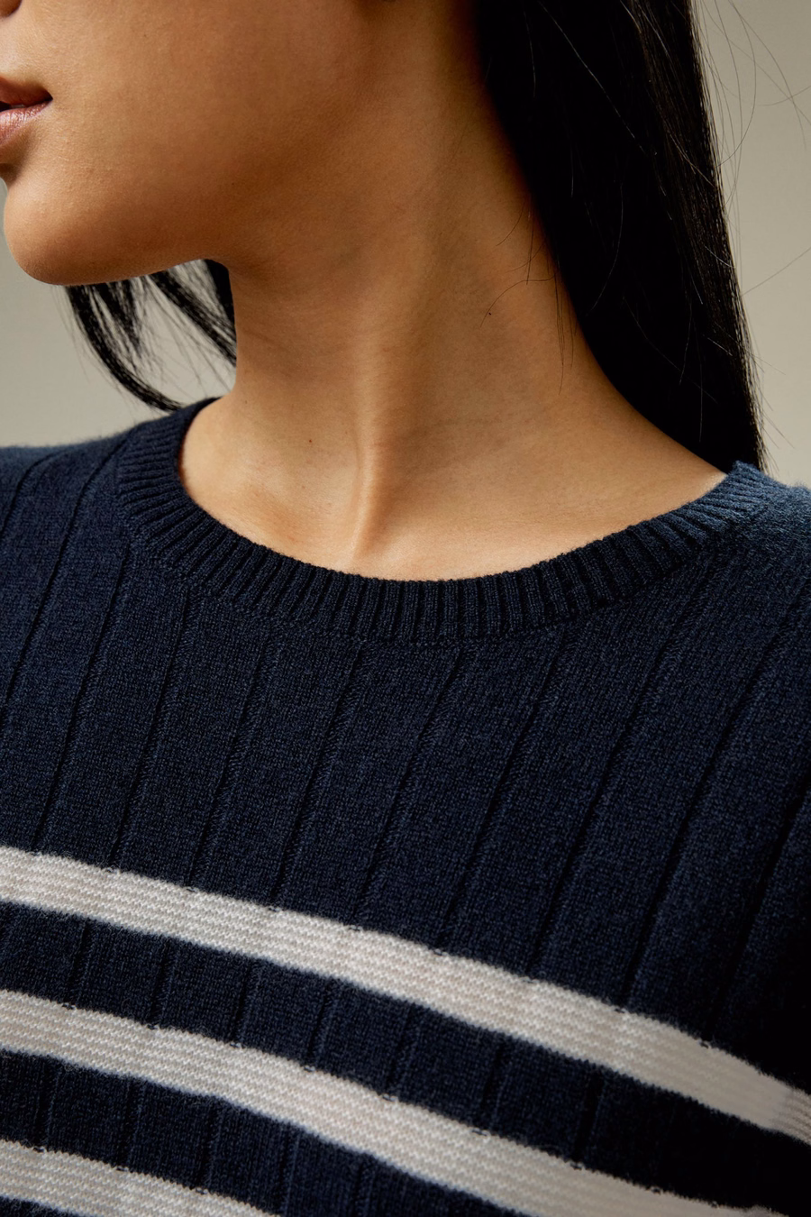 Maglione di cashmere a righe con spalla scesa