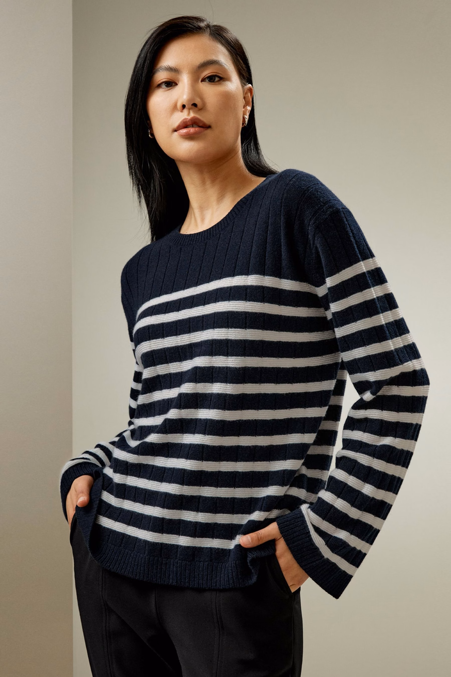 Maglione di cashmere a righe con spalla scesa