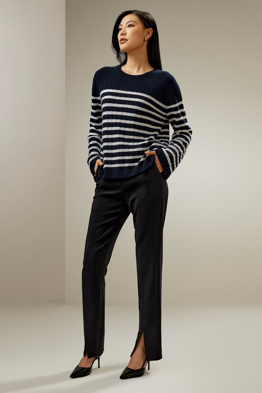 Maglione di cashmere a righe con spalla scesa