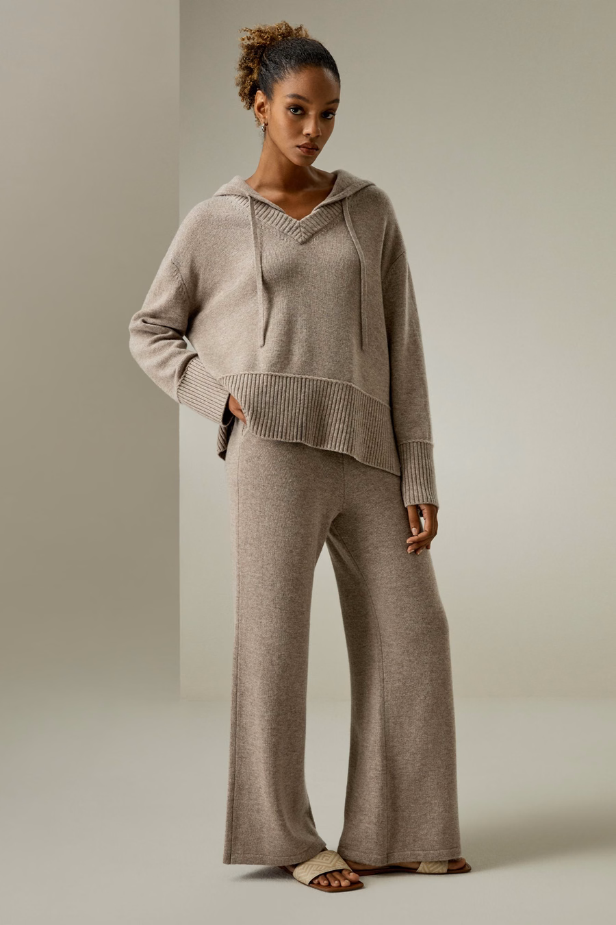 Felpa con cappuccio in misto lana e cashmere a V