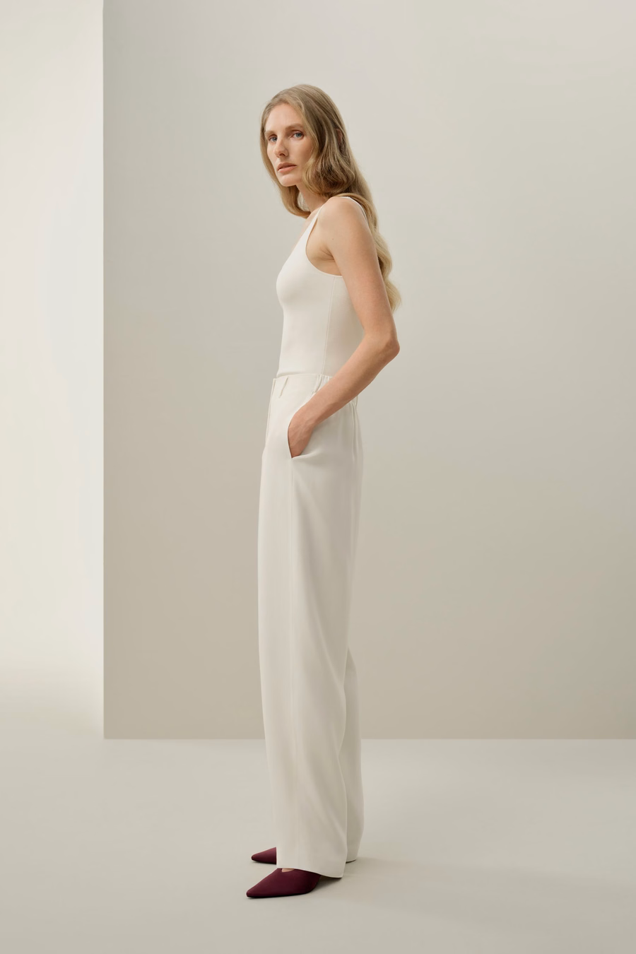 Pantaloni in crêpe di seta con cucitura curva