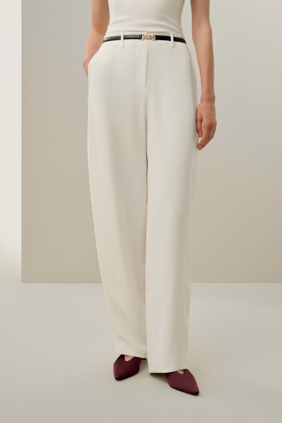Pantaloni in crêpe di seta con cucitura curva
