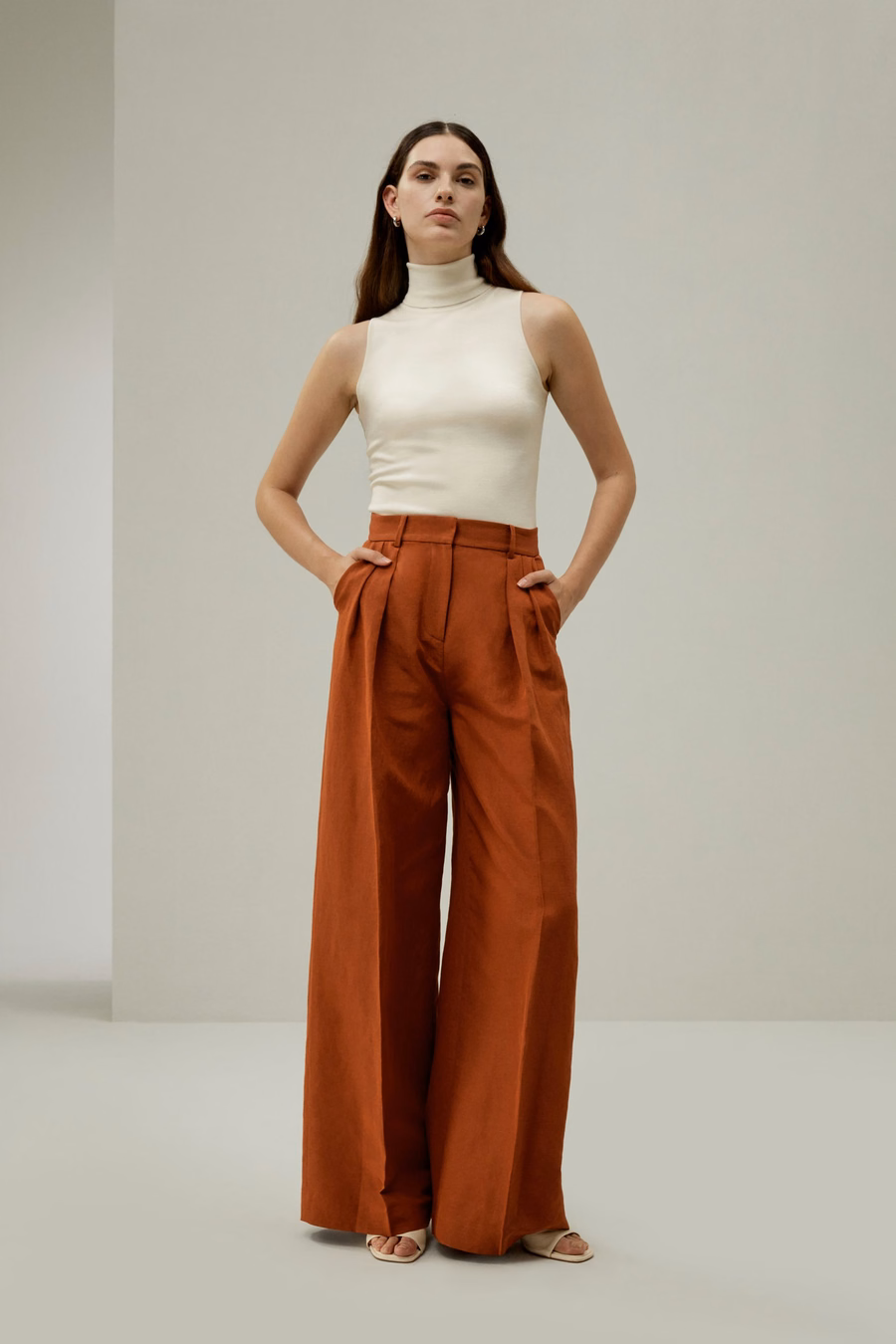 Pantaloni in misto seta e lino con pieghe frontali