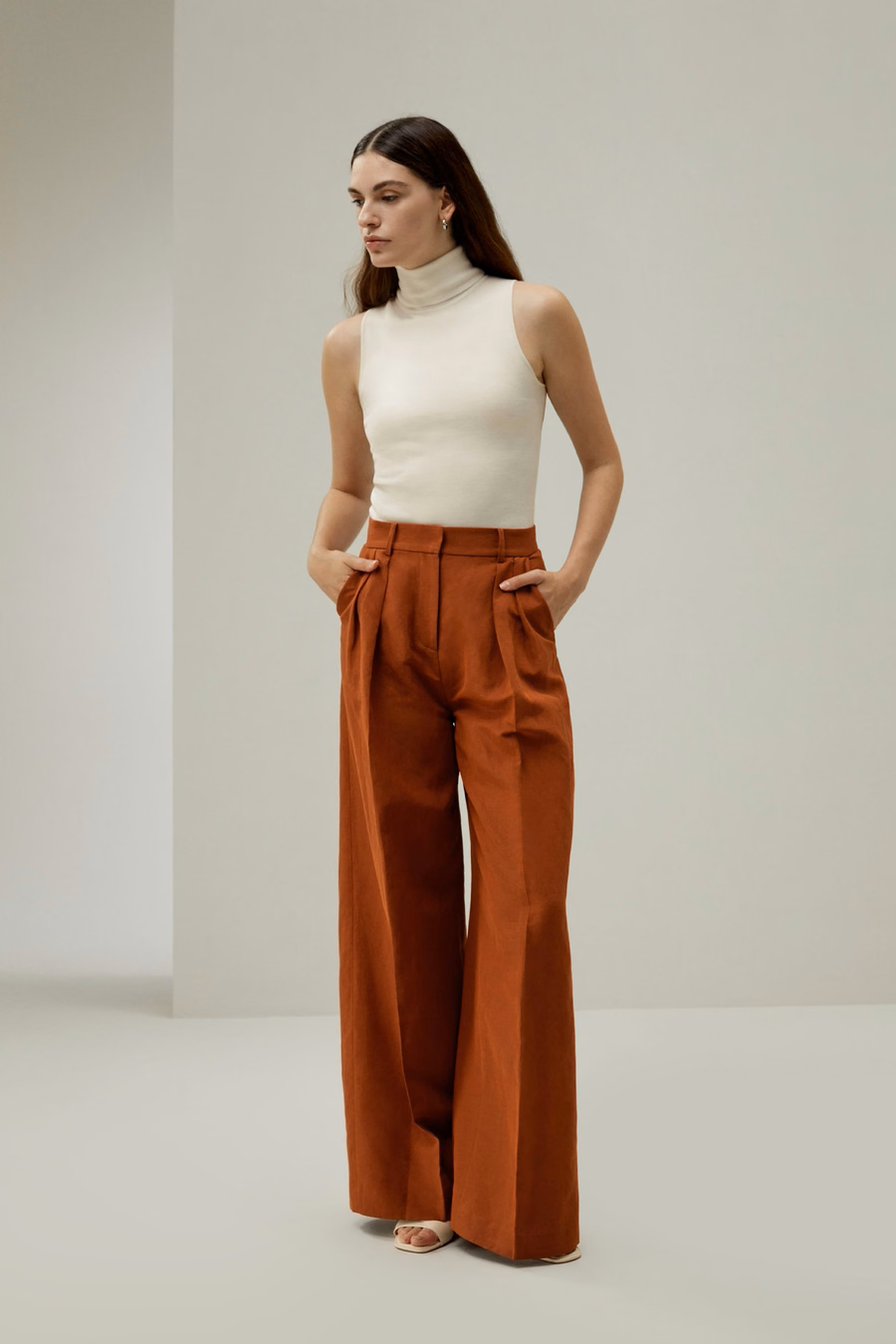 Pantaloni in misto seta e lino con pieghe frontali