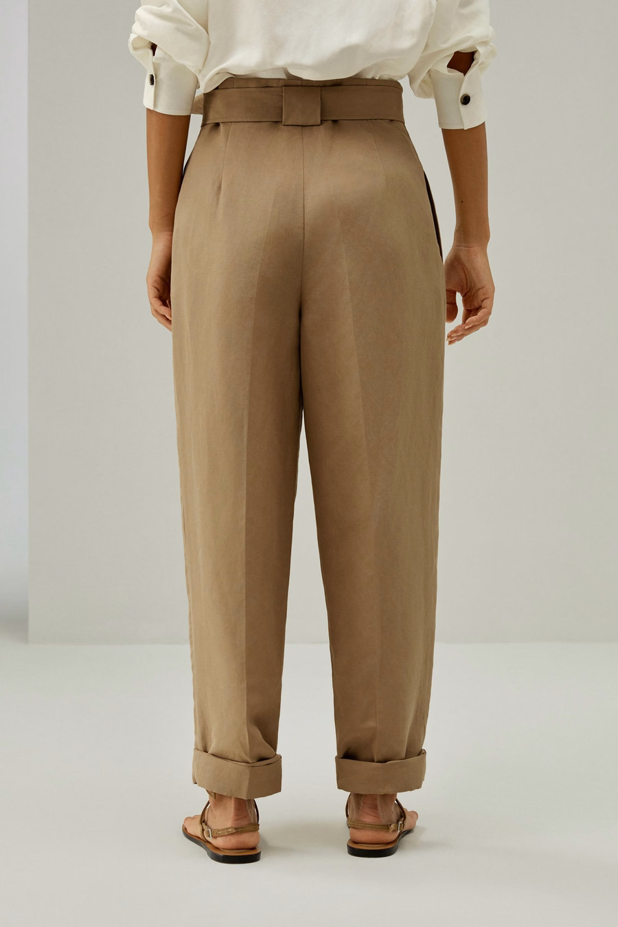 Pantaloni tapered in misto seta-lino traspiranti.