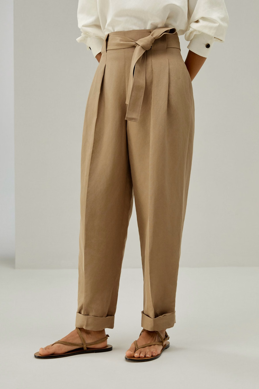 Pantaloni tapered in misto seta-lino traspiranti.