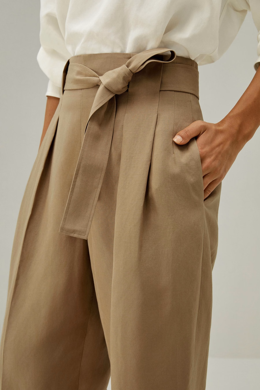 Pantaloni tapered in misto seta-lino traspiranti.